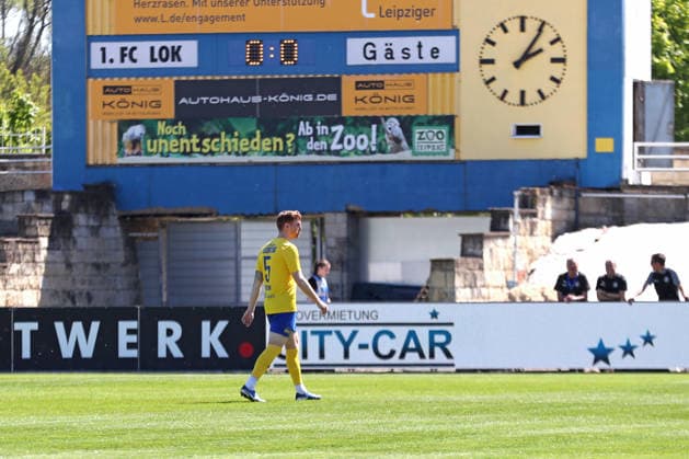 Sport Bilder des Tages Fußball Regionalliga Nordost: 1. FC Lok Leipzig - BFC Preussen; 02.05.2026 Lukas Wilton (5, Lok Leipzig) erhält nach eine Foul kurz nach Spielbeginn die Rote Karte und muss vom Feld. Fußball, Regionalliga Nordost, Saison 2025 2026, 32. Spieltag: 1. FC Lok Leipzig vs. BFC Preussen Berlin 1894 am 02.05.2026 im Bruno-Plache-Stadion, Leipzig. *** Soccer Regionalliga Nordost 1 FC Lok Leipzig BFC Preussen 02 05 2026 Lukas Wilton 5, Lok Leipzig receives the red card after a foul shortly after the start of the match and has to leave the field Soccer, Regionalliga Nordost, Season 2025 2026, Matchday 32 1 FC Lok Leipzig vs BFC Preussen Berlin 1894 on 02 05 2026 at Bruno Plache Stadion, Leipzig Copyright: xBEAUTIFULxSPORTS JanxKaeferx