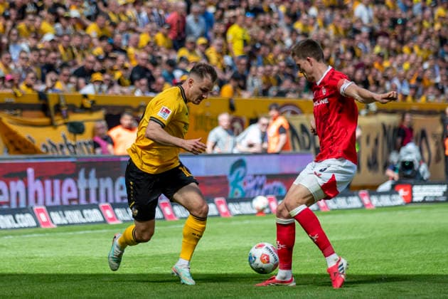 GER, Dresden, Soccer, 2 Bundesliga, Matchday 32, SG Dynamo Dresden vs 1 FC Kaiserslautern pictured from l Jakob Lemmer SG Dynamo Dresden 10 , Fabian Kunze 1 FC Kaiserslautern 06 , duel 02 05 2026, Rudolf Harbig Stadion Dresden DFB DFL REGULATIONS PROHIBIT ANY USE OF PHOTOGRAPHS AS IMAGE SEQUENCES AND OR QUASI VIDEO, Copyright: HMBxMedia PaulxFritz