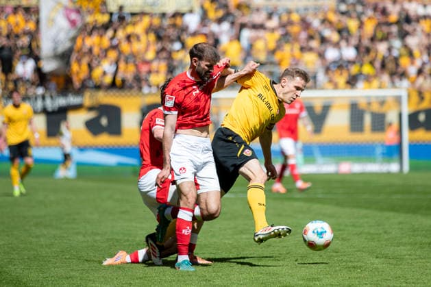 GER, Dresden, Soccer, 2 Bundesliga, Matchday 32, SG Dynamo Dresden vs 1 FC Kaiserslautern pictured from l Simon Asta 1 FC Kaiserslautern 02 , Niklas Hauptmann SG Dynamo Dresden 27 , Zweikampf 02 05 2026, Rudolf Harbig Stadion Dresden DFB DFL REGULATIONS PROHIBIT ANY USE OF PHOTOGRAPHS AS IMAGE SEQUENCES AND OR QUASI VIDEO, Copyright: HMBxMedia PaulxFritz