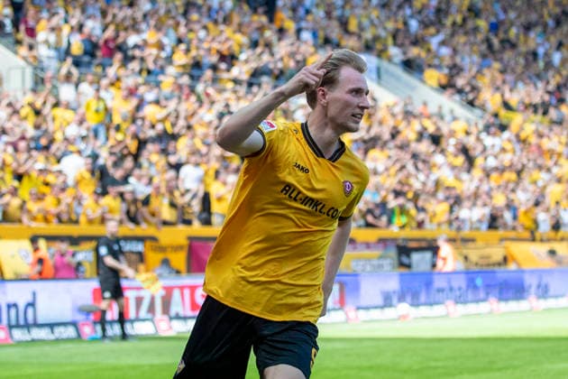 GER, Dresden, Soccer, 2 Bundesliga, Matchday 32, SG Dynamo Dresden vs 1 FC Kaiserslautern in picture v l Vincent Vermeij SG Dynamo Dresden 09 , Goal celebration 02 05 2026, Rudolf Harbig Stadion Dresden DFB DFL REGULATIONS PROHIBIT ANY USE OF PHOTOGRAPHS AS IMAGE SEQUENCES AND OR QUASI VIDEO, Copyright: HMBxMedia PaulxFritz
