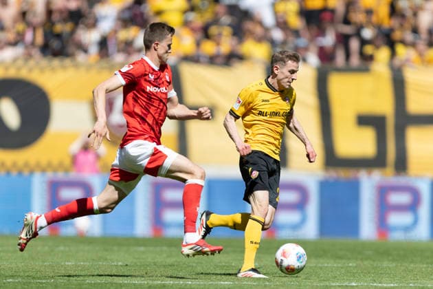GER, Dresden, Soccer, 2 Bundesliga, Matchday 32, SG Dynamo Dresden vs 1 FC Kaiserslautern pictured from l Fabian Kunze 1 FC Kaiserslautern 06 , Niklas Hauptmann SG Dynamo Dresden 27 , duel 02 05 2026, Rudolf Harbig Stadion Dresden DFB DFL REGULATIONS PROHIBIT ANY USE OF PHOTOGRAPHS AS IMAGE SEQUENCES AND OR QUASI VIDEO, Copyright: HMBxMedia PaulxFritz