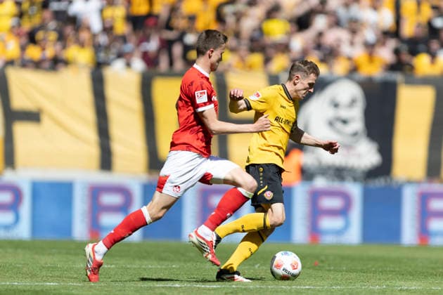 GER, Dresden, Soccer, 2 Bundesliga, Matchday 32, SG Dynamo Dresden vs 1 FC Kaiserslautern pictured from l Fabian Kunze 1 FC Kaiserslautern 06 , Niklas Hauptmann SG Dynamo Dresden 27 , duel 02 05 2026, Rudolf Harbig Stadion Dresden DFB DFL REGULATIONS PROHIBIT ANY USE OF PHOTOGRAPHS AS IMAGE SEQUENCES AND OR QUASI VIDEO, Copyright: HMBxMedia PaulxFritz