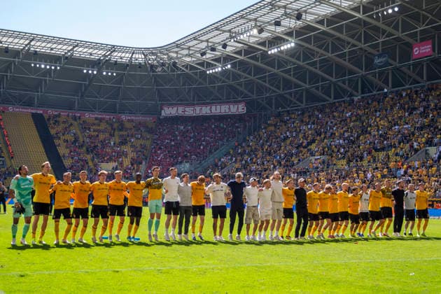 GER, Dresden, Soccer, 2 Bundesliga, Matchday 32, SG Dynamo Dresden vs 1 FC Kaiserslautern v l Dresden, Team, Cheering after the final whistle in front of the K Block 02 05 2026, Rudolf Harbig Stadion Dresden DFB DFL REGULATIONS PROHIBIT ANY USE OF PHOTOGRAPHS AS IMAGE SEQUENCES AND OR QUASI VIDEO, Copyright: HMBxMedia PaulxFritz