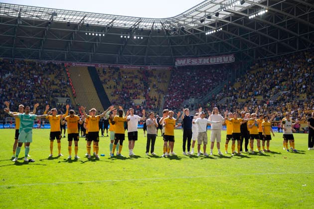 Sport Bilder des Tages GER, Dresden, Fußball, 2. Bundesliga, 32. Spieltag, SG Dynamo Dresden vs. 1. FC Kaiserslautern im Bild v.l.: Dresden, Team, Jubel nach Abpfiff vor dem K-Block 02.05.2026, Rudolf-Harbig Stadion Dresden DFB DFL REGULATIONS PROHIBIT ANY USE OF PHOTOGRAPHS AS IMAGE SEQUENCES AND OR QUASI-VIDEO, *** GER, Dresden, Soccer, 2 Bundesliga, Matchday 32, SG Dynamo Dresden vs 1 FC Kaiserslautern v l Dresden, Team, Cheering after the final whistle in front of the K Block 02 05 2026, Rudolf Harbig Stadion Dresden DFB DFL REGULATIONS PROHIBIT ANY USE OF PHOTOGRAPHS AS IMAGE SEQUENCES AND OR QUASI VIDEO, Copyright: HMBxMedia PaulxFritz