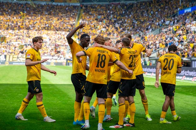 GER, Dresden, Soccer, 2 Bundesliga, Matchday 32, SG Dynamo Dresden vs 1 FC Kaiserslautern in picture v l Torjubel Dresden, Team , 1 0 02 05 2026, Rudolf Harbig Stadion Dresden DFB DFL REGULATIONS PROHIBIT ANY USE OF PHOTOGRAPHS AS IMAGE SEQUENCES AND OR QUASI VIDEO, Copyright: HMBxMedia PaulxFritz