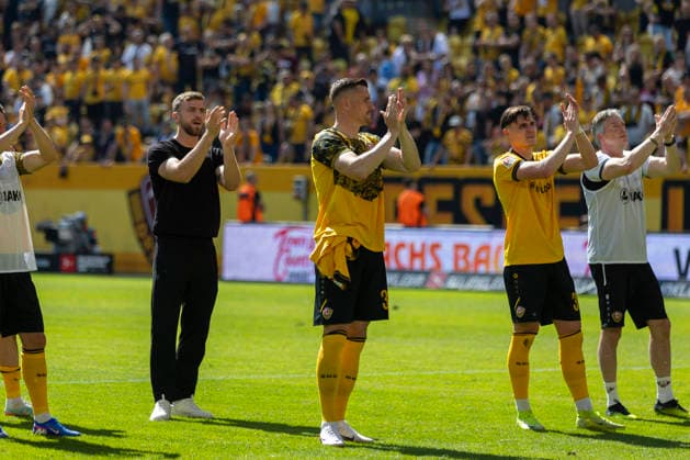 GER, Dresden, Soccer, 2 Bundesliga, Matchday 32, SG Dynamo Dresden vs 1 FC Kaiserslautern in the picture from l Stefan Kutschke SG Dynamo Dresden 30 , applauding in front of the K Block 02 05 2026, Rudolf Harbig Stadion Dresden DFB DFL REGULATIONS PROHIBIT ANY USE OF PHOTOGRAPHS AS IMAGE SEQUENCES AND OR QUASI VIDEO, Copyright: HMBxMedia PaulxFritz