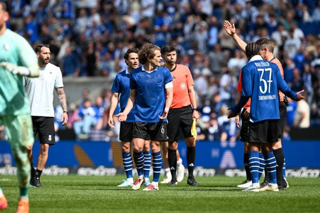 2 Bundesliga 25 26 Arminia Bielefeld VfL Bochum on 02 05 2026 at SchücoArena in Bielefeld Referee Stieler, Tobias gives coach Mitch Kniat Bielefeld the red card at the end of the match MT