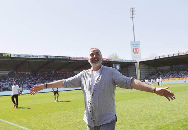 Sport Bilder des Tages Trainer Tim Walter (Holstein Kiel) nach dem Abpfiff Fussball, Herren, Saison 2025 2026, 2.BL, Holstein Stadion, Holstein Kiel gegen Eintracht Braunschweig, 2-0 DFL REGULATIONS PROHIBIT ANY USE OF PHOTOGRAPHS AS IMAGE SEQUENCES AND OR QUASI-VIDEO. *** Coach Tim Walter Holstein Kiel after the final whistle Football, Men, Season 2025 2026, 2 BL, Holstein Stadion, Holstein Kiel vs Eintracht Braunschweig, 2 0 DFL REGULATIONS PROHIBIT ANY USE OF PHOTOGRAPHS AS IMAGE SEQUENCES AND OR QUASI VIDEO