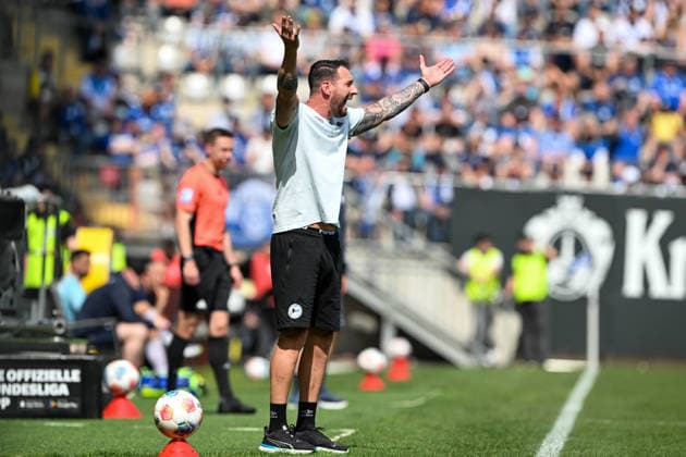 2 Bundesliga 25 26 Arminia Bielefeld VfL Bochum on 02 05 2026 in the SchücoArena in Bielefeld Coach Mitch Kniat Bielefeld dissatisfied, disappointed, disappointed, dejected MT