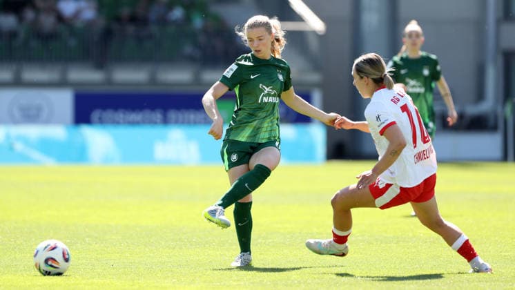 VfL vs Leipzig, BL Women Wolfsburg, 02 05 2026, Football, Women, Google Pixel Bundesliga, Season 2025 2026, VfL Wolfsburg vs RB Leipzig, Justine Kielland VfL Wolfsburg , Gina Chmielinski RB Leipzig AOK Stadion Niedersachsen Germany