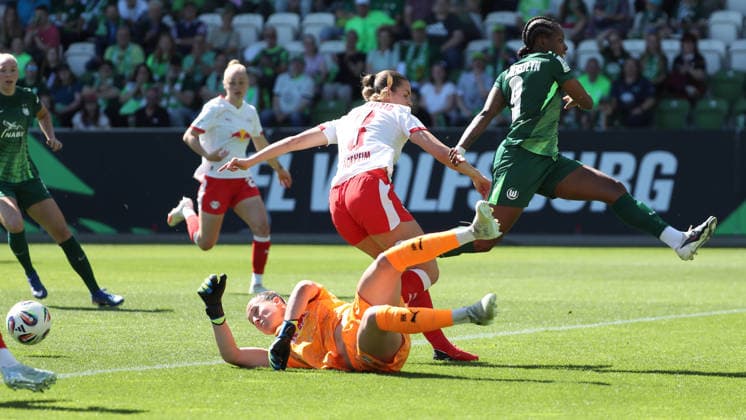 VfL vs Leipzig, BL Women Wolfsburg, 02 05 2026, Football, Women, Google Pixel Bundesliga, Season 2025 2026, VfL Wolfsburg vs RB Leipzig, Goalkeeper Elvira Herzog RB Leipzig , Andrea Norheim RB Leipzig , Lineth Beerensteyn VfL Wolfsburg AOK Stadion Niedersachsen Germany