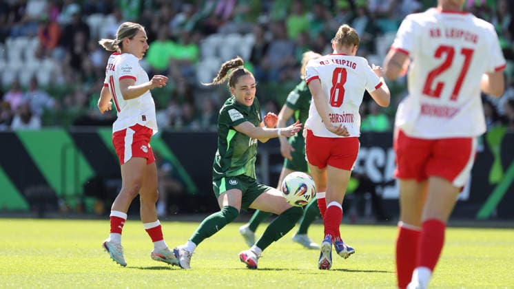 VfL vs Leipzig, BL Women Wolfsburg, 02 05 2026, Football, Women, Google Pixel Bundesliga, Season 2025 2026, VfL Wolfsburg vs RB Leipzig, Gina Chmielinski RB Leipzig , Sophia Kleinherne VfL Wolfsburg , Emilia Asgeirsdottir RB Leipzig AOK Stadion Niedersachsen Germany