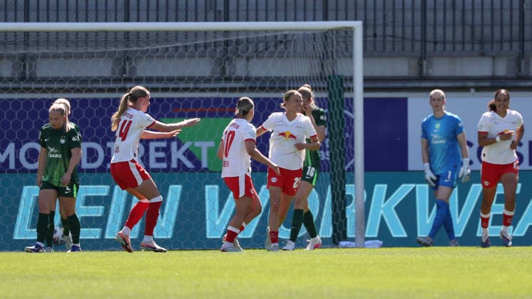 VfL vs Leipzig, BL Women Wolfsburg, 02 05 2026, Football, Women, Google Pixel Bundesliga, Season 2025 2026, VfL Wolfsburg vs RB Leipzig, Gina Chmielinski RB Leipzig cheers with the team after her goal to 0 1 AOK Stadion Niedersachsen Germany
