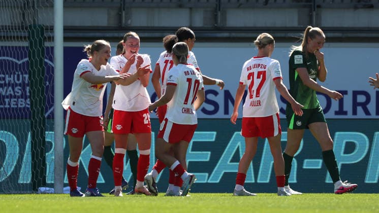 VfL vs Leipzig, BL Women Wolfsburg, 02 05 2026, Football, Women, Google Pixel Bundesliga, Season 2025 2026, VfL Wolfsburg vs RB Leipzig, Gina Chmielinski RB Leipzig cheers with the team after her goal to 0 1 AOK Stadion Niedersachsen Germany