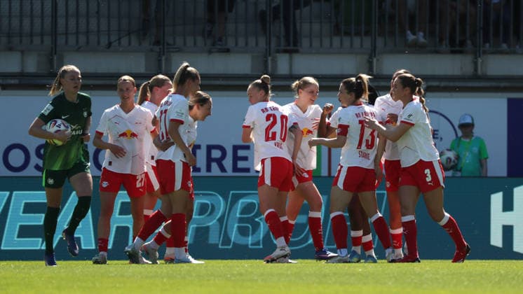 VfL vs Leipzig, BL Women Wolfsburg, 02 05 2026, Football, Women, Google Pixel Bundesliga, Season 2025 2026, VfL Wolfsburg vs RB Leipzig, Gina Chmielinski RB Leipzig cheers with the team after her goal to 0 1 AOK Stadion Niedersachsen Germany