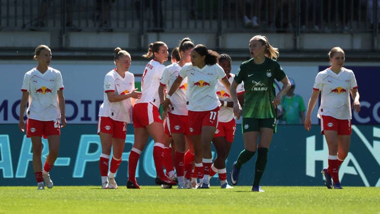 VfL vs Leipzig, BL Women Wolfsburg, 02 05 2026, Football, Women, Google Pixel Bundesliga, Season 2025 2026, VfL Wolfsburg vs RB Leipzig, Gina Chmielinski RB Leipzig cheers with the team after her goal to 0 1 AOK Stadion Niedersachsen Germany