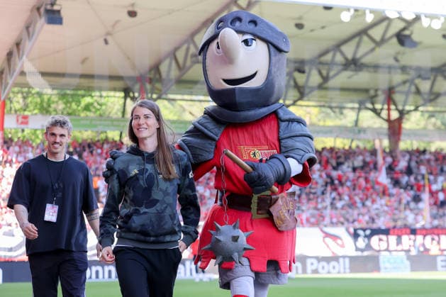 Sport Bilder des Tages 02.05.2026, xtgx, Fussball - 1.Bundesliga Union Berlin - 1.FC Koeln v.l. Marie Louise Eta (Union Berlin, Trainer) und Maskottchen Ritter Keule (Union Berlin) (DFL DFB REGULATIONS PROHIBIT ANY USE OF PHOTOGRAPHS as IMAGE SEQUENCES and or QUASI-VIDEO) Berlin *** 02 05 2026, xtgx, Fußball 1 Bundesliga Union Berlin 1 FC Koeln v l Marie Louise Eta Union Berlin, Trainer und Maskottchen Ritter Keule Union Berlin DFL DFB REGULATIONS PROHIBIT ANY USE OF PHOTOGRAPHS as IMAGE SEQUENCES and or QUASI VIDEO Berlin