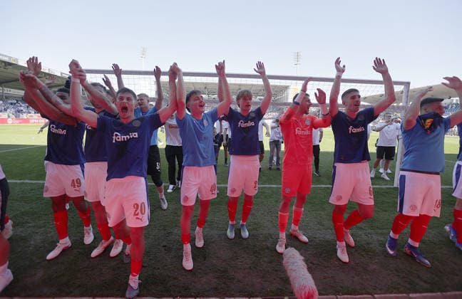 Sport Bilder des Tages Torhueter Timon Weiner (Holstein Kiel) und sein Team feiern den Sieg Fussball, Herren, Saison 2025 2026, 2.BL, Holstein Stadion, Holstein Kiel gegen Eintracht Braunschweig, 2-0 DFL REGULATIONS PROHIBIT ANY USE OF PHOTOGRAPHS AS IMAGE SEQUENCES AND OR QUASI-VIDEO. *** Goalkeeper Timon Weiner Holstein Kiel and his team celebrate the victory Football, Men, Season 2025 2026, 2 BL, Holstein Stadion, Holstein Kiel vs Eintracht Braunschweig, 2 0 DFL REGULATIONS PROHIBIT ANY USE OF PHOTOGRAPHS AS IMAGE SEQUENCES AND OR QUASI VIDEO