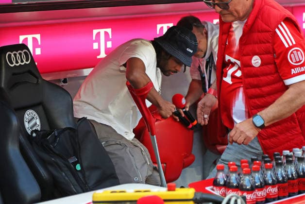 Sport Bilder des Tages Fussball, Herren, Bundesliga, Saison 2025 2026, FC Bayern München - 1.FC Heidenheim 1846, Allianz Arena Der verletzte Serge Gnabry (FC Bayern München) auf Krücken im Stadion DFB, DFL regulations prohibit any use of photographs as image sequences and or quasi-video *** Football, Men, Bundesliga, Season 2025 2026, FC Bayern Munich 1 FC Heidenheim 1846, Allianz Arena The injured Serge Gnabry FC Bayern Munich on crutches in the stadium DFB, DFL regulations prohibit any use of photographs as image sequences and or quasi video