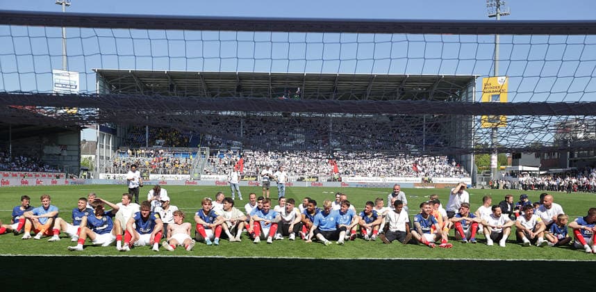 Sport Bilder des Tages Holstein Kiel feiert den Sieg und den Klassenerhalt Fussball, Herren, Saison 2025 2026, 2.BL, Holstein Stadion, Holstein Kiel gegen Eintracht Braunschweig, 2-0 DFL REGULATIONS PROHIBIT ANY USE OF PHOTOGRAPHS AS IMAGE SEQUENCES AND OR QUASI-VIDEO. *** Holstein Kiel celebrates victory and relegation Football, Men, Season 2025 2026, 2 BL, Holstein Stadion, Holstein Kiel vs Eintracht Braunschweig, 2 0 DFL REGULATIONS PROHIBIT ANY USE OF PHOTOGRAPHS AS IMAGE SEQUENCES AND OR QUASI VIDEO