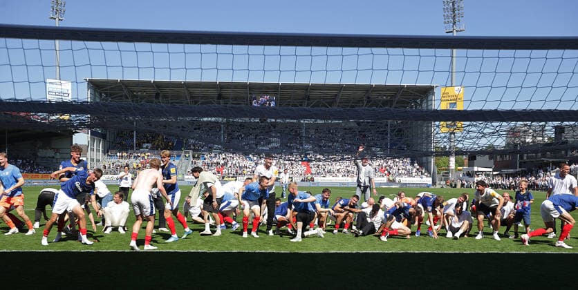 Holstein Kiel celebrates victory and relegation, coach Tim Walter at the back Holstein Kiel Football, Men, Season 2025 2026, 2 BL, Holstein Stadion, Holstein Kiel vs Eintracht Braunschweig, 2 0 DFL REGULATIONS PROHIBIT ANY USE OF PHOTOGRAPHS AS IMAGE SEQUENCES AND OR QUASI VIDEO