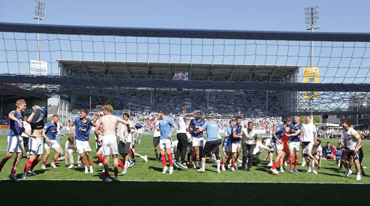 Football, Men, Season 2025 2026, 2 BL, Holstein Stadion, Holstein Kiel vs Eintracht Braunschweig, 2 0 holstein Kiel celebrates the victory DFL REGULATIONS PROHIBIT ANY USE OF PHOTOGRAPHS AS IMAGE SEQUENCES AND OR QUASI VIDEO