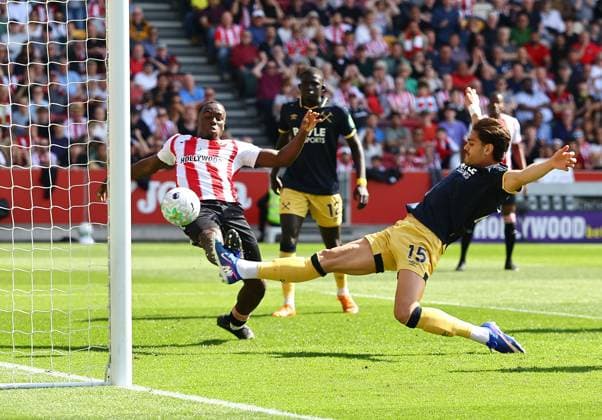 Sport Bilder des Tages Konstantinos Mavropanos of West Ham United scores an own goal under pressure from Michael Kayode of Brentford Brentford v West Ham United, Premier League, Football, Gtech Community Stadium, London , UK - 02 May 2026London Gtech Community Stadium United Kingdom EDITORIAL USE ONLY No use with unauthorised audio, video, data, fixture lists, club league logos or live services. Online in-match use limited to 120 images, no video emulation. No use in betting, games or single club league player publications.  Copyright: xMichaelxZemanek Shutterstockx 16854504l