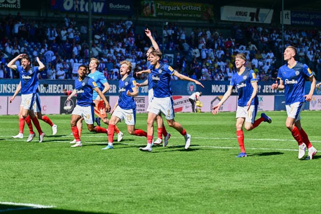 Sport Bilder des Tages 02.05.2026, Fußball, Herren, 2.BL (Bundesliga), Saison 2025 2026, Holstein Kiel - Eintracht Braunschweig, 32. Spieltag Holstein Kiel feiert den Klassenerhalt Kiel, Holstein-Stadion Holstein-Stadion Schleswig-Holstein Deutschland *** 02 05 2026, Soccer, Men, 2 BL Bundesliga , Season 2025 2026, Holstein Kiel Eintracht Braunschweig, 32 Matchday Holstein Kiel celebrates relegation Kiel, Holstein Stadion Holstein Stadion Schleswig Holstein Germany
