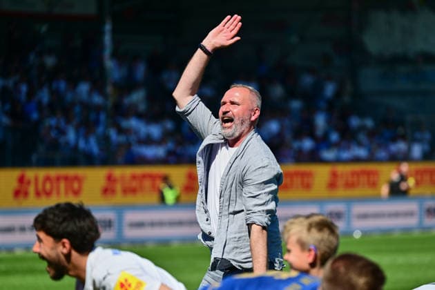 02 05 2026, Soccer, Men, 2 BL Bundesliga , Season 2025 2026, Holstein Kiel Eintracht Braunschweig, 32 Matchday Coach Tim Walter dances Holstein Kiel celebrates relegation Kiel, Holstein Stadion Holstein Stadion Schleswig Holstein Germany
