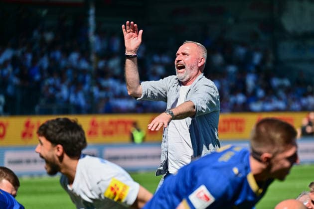 02 05 2026, Soccer, Men, 2 BL Bundesliga , Season 2025 2026, Holstein Kiel Eintracht Braunschweig, 32 Matchday Coach Tim Walter dances Holstein Kiel celebrates relegation Kiel, Holstein Stadion Holstein Stadion Schleswig Holstein Germany