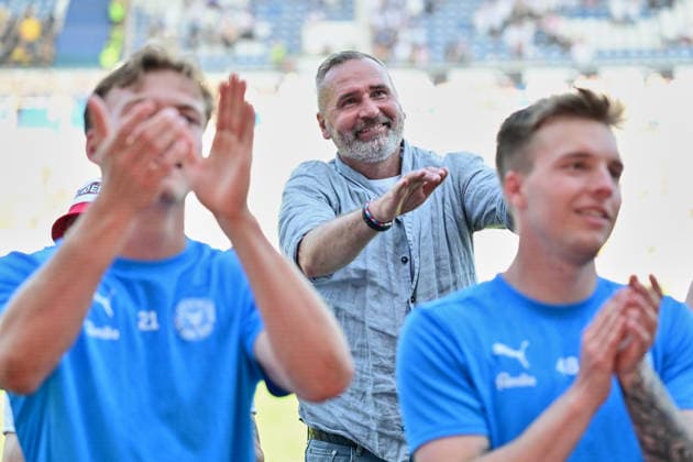 02 05 2026, Soccer, Men, 2 BL Bundesliga , Season 2025 2026, Holstein Kiel Eintracht Braunschweig, 32 Matchday Coach Tim Walter dances Holstein Kiel celebrates relegation Kiel, Holstein Stadion Holstein Stadion Schleswig Holstein Germany