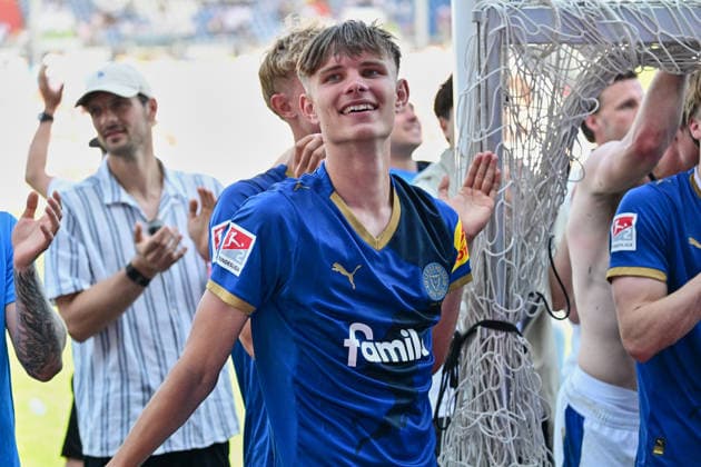 02 05 2026, Soccer, Men, 2 BL Bundesliga , Season 2025 2026, Holstein Kiel Eintracht Braunschweig, 32 Matchday Frederik Roslyng Holstein Kiel celebrates relegation Kiel, Holstein Stadion Holstein Stadion Schleswig Holstein Germany