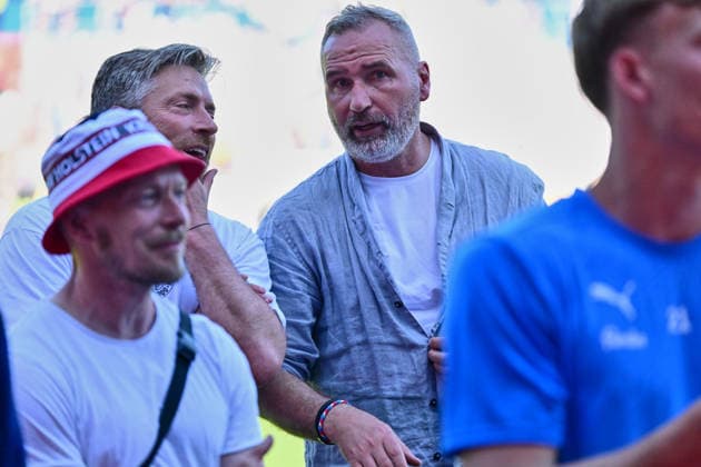 02 05 2026, Soccer, Men, 2 BL Bundesliga , Season 2025 2026, Holstein Kiel Eintracht Braunschweig, 32 Matchday Coach Tim Walter and Co-Coach Michael Wimmer Holstein Kiel celebrates relegation Kiel, Holstein Stadion Holstein Stadion Schleswig Holstein Germany
