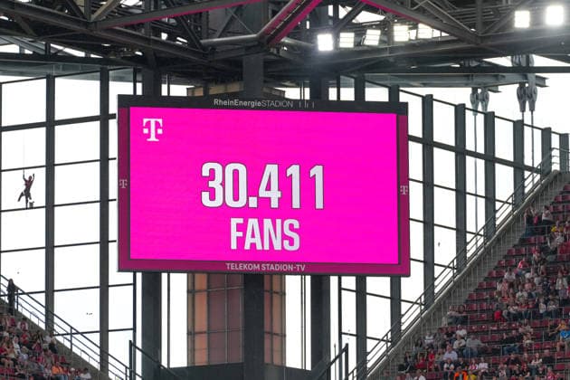 02 05 2026, xydrx, Women, Football, 1 Womens Bundesliga, 1 FC Köln SV Werder Bremen, Season 2025 2026, RheinEnergieSTADION Scoreboard with the official number of spectators DFB regulations prohibit any use of photographs as image sequences and or quasi video Copyright: HMBxMedia YannisxDreimann
