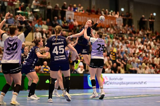 Handball I Women I Season 2025 2026 I Play Offs 5 11 I 3 Matchday I Buxtehuder SV VfL Oldenburg I 02 05 2026 Throw Lin Elisabeth Lück 51, Buxtehuder Sportverein , held by Paulina Golla 29, VfL Oldenburg Buxtehude Halle Nord Niedersachsen Germany Copyright: xLobeca FelixxSchlikisx