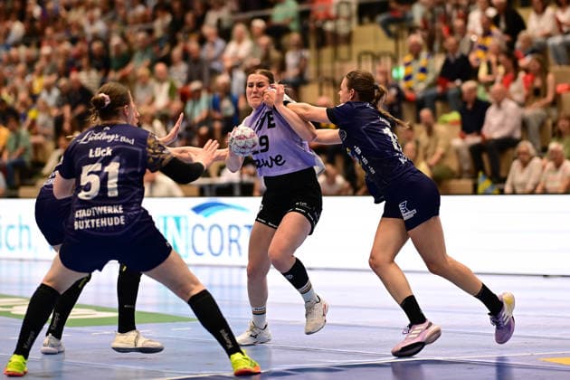 Handball I Women I Season 2025 2026 I Play Offs 5 11 I 3 Matchday I Buxtehuder SV VfL Oldenburg I 02 05 2026 Paulina Golla 29, VfL Oldenburg held by Isabelle Dölle 11, Buxtehuder Sportverein Buxtehude Halle Nord Niedersachsen Germany Copyright: xLobeca FelixxSchlikisx