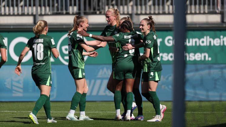 VfL vs Leipzig, BL Women Wolfsburg, 02 05 2026, Football, Women, Google Pixel Bundesliga, Season 2025 2026, VfL Wolfsburg vs RB Leipzig, Janina Minge VfL Wolfsburg cheers with the team after her goal for 1 1 AOK Stadion Niedersachsen Germany