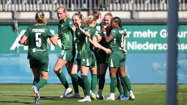 VfL vs Leipzig, BL Women Wolfsburg, 02 05 2026, Football, Women, Google Pixel Bundesliga, Season 2025 2026, VfL Wolfsburg vs RB Leipzig, Janina Minge VfL Wolfsburg cheers with the team after her goal for 1 1 AOK Stadion Niedersachsen Germany