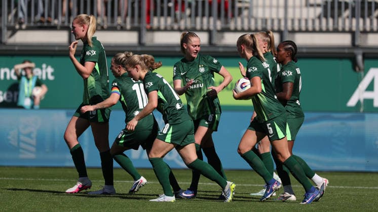 VfL vs Leipzig, BL Women Wolfsburg, 02 05 2026, Football, Women, Google Pixel Bundesliga, Season 2025 2026, VfL Wolfsburg vs RB Leipzig, Janina Minge VfL Wolfsburg cheers with the team after her goal for 1 1 AOK Stadion Niedersachsen Germany