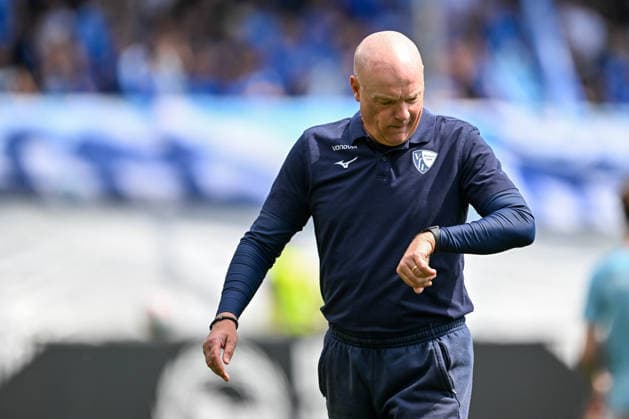 2 Bundesliga 25 26 Arminia Bielefeld VfL Bochum on 02 05 2026 at the SchücoArena in Bielefeld Coach Uwe Rösler Roesler Bochum looks thoughtfully at the clock MT