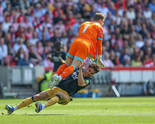 Sport Bilder des Tages LONDON, ENGLAND - MAY 02: Goalkeeper Mads Hermansen of West Ham United collides with Konstantinos when rushing out of box to head the ball during the Premier League match between Brentford and West Ham United at Gtech Community Stadium on May 02, 2026 in London, England.  Copyright: xJayxPatel SPPx Sportspressphoto_SPR139518