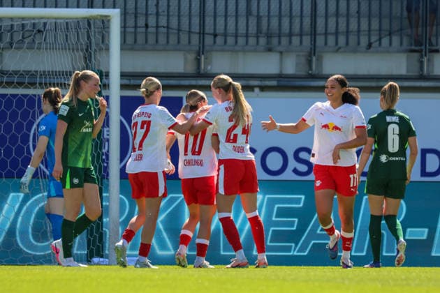 Wolfsburg, Germany 02 May 2026 1 Womens Bundesliga 24 Matchday VfL Wolfsburg vs RB Leipzig In the picture from left the third goal scorer Gina Chmielinski RB Leipzig scores the goal to 0 1 for Leipzig and cheers with her teammates Copyright: HMBxMedia MadeleinexFantini