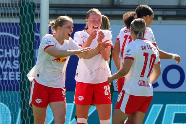 Wolfsburg, Germany 02 May 2026 1 Womens Bundesliga 24 Matchday VfL Wolfsburg vs RB Leipzig In the picture goal scorer Gina Chmielinski RB Leipzig , right in the picture, scores the goal to 0 1 for Leipzig and cheers with her teammates Copyright: HMBxMedia MadeleinexFantini