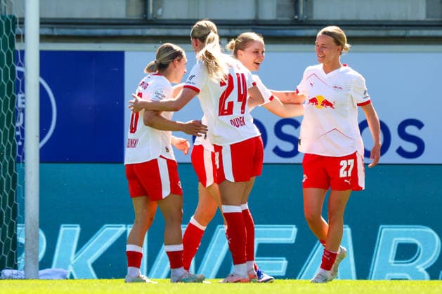 Wolfsburg, Germany 02 May 2026 1 Womens Bundesliga 24 Matchday VfL Wolfsburg vs RB Leipzig In the picture from left goal scorer Gina Chmielinski RB Leipzig scores the goal to 0 1 for Leipzig and cheers with her teammates Copyright: HMBxMedia MadeleinexFantini