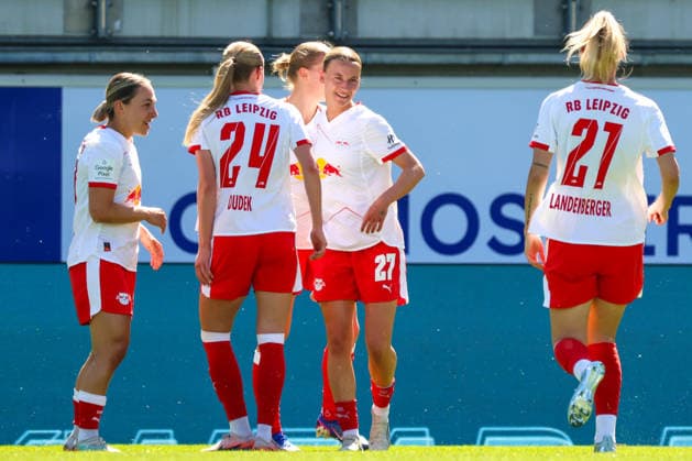 Wolfsburg, Germany 02 May 2026 1 Womens Bundesliga 24 Matchday VfL Wolfsburg vs RB Leipzig In the picture from left goal scorer Gina Chmielinski RB Leipzig scores the goal to 0 1 for Leipzig and cheers with her teammates Copyright: HMBxMedia MadeleinexFantini
