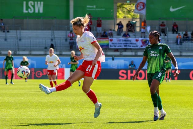 Wolfsburg, Germany 02 May 2026 1 Womens Bundesliga 24 Matchday VfL Wolfsburg vs RB Leipzig In the picture from left Julia Landenberg RB Leipzig and Lineth Beerensteyn VfL Copyright: HMBxMedia MadeleinexFantini