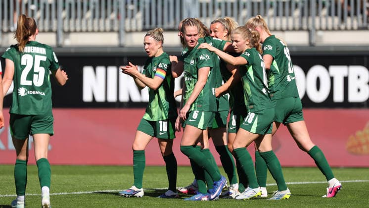 VfL vs Leipzig, BL Women Wolfsburg, 02 05 2026, Football, Women, Google Pixel Bundesliga, Season 2025 2026, VfL Wolfsburg vs RB Leipzig, Lena Lattwein VfL Wolfsburg cheers with the team after her goal for 2 1 AOK Stadion Niedersachsen Germany