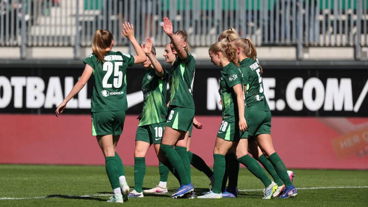 VfL vs Leipzig, BL Women Wolfsburg, 02 05 2026, Football, Women, Google Pixel Bundesliga, Season 2025 2026, VfL Wolfsburg vs RB Leipzig, Lena Lattwein VfL Wolfsburg cheers with the team after her goal for 2 1 AOK Stadion Niedersachsen Germany