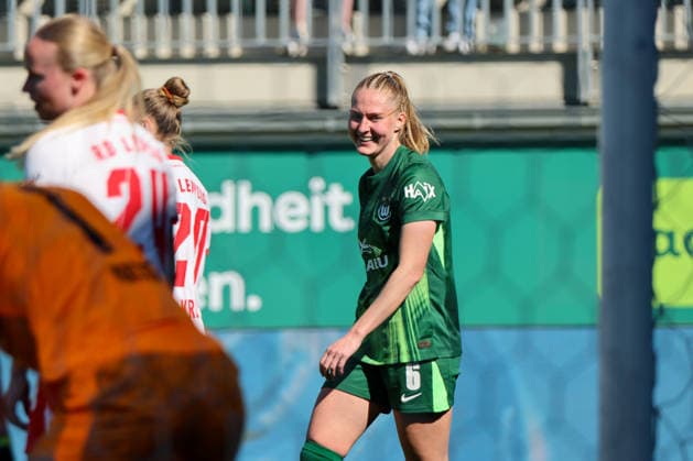Wolfsburg, Germany 02 May 2026 1 Womens Bundesliga 24 Matchday VfL Wolfsburg vs RB Leipzig In the picture Goalscorer Janina Minge VfL scores the goal to make it 1 1 for Wolfsburg and cheers Copyright: HMBxMedia MadeleinexFantini