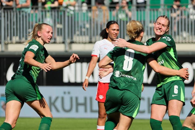 Wolfsburg, Germany 02 May 2026 1 Womens Bundesliga 24 Matchday VfL Wolfsburg vs RB Leipzig In the picture from left the second scorer Lena Lattwein VfL makes the goal to 2 1 for Wolfsburg and cheers with Ella Peddemors VfL and Janina Minge VfL Copyright: HMBxMedia MadeleinexFantini